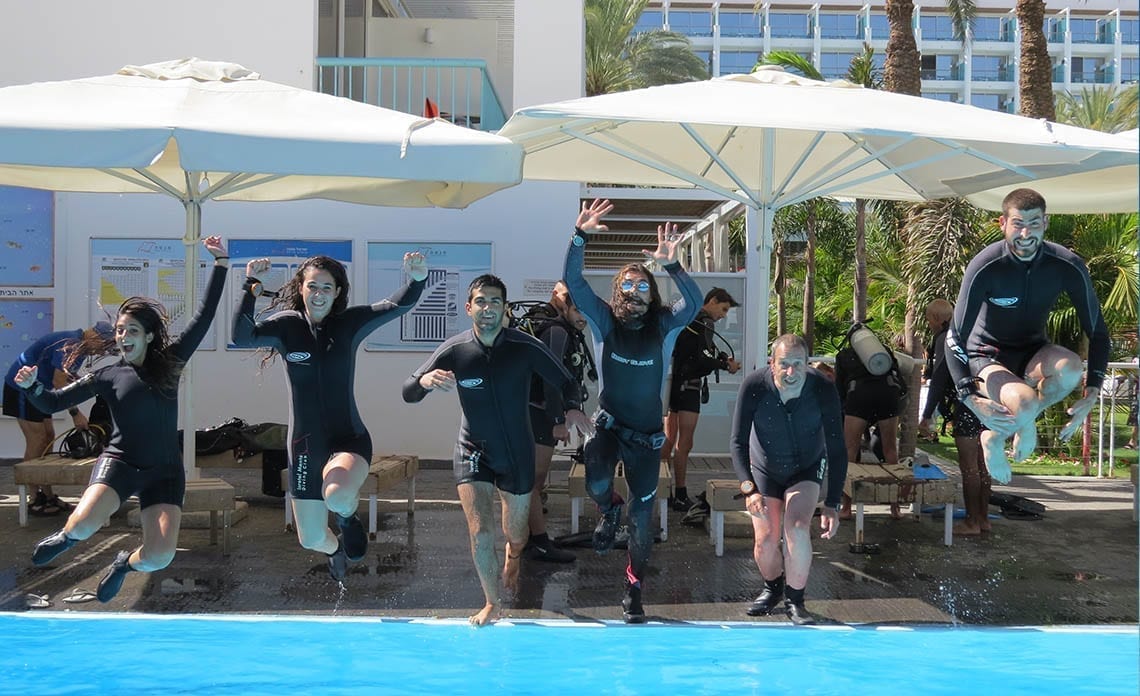 עושים-שמח-במועדון-צלילה-מנטה שישה צוללים קופצים לבריכה בשורה