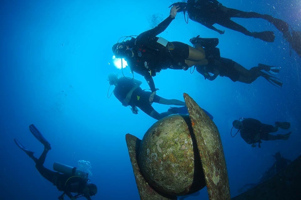 students on assistant instructor course underwater in eilat