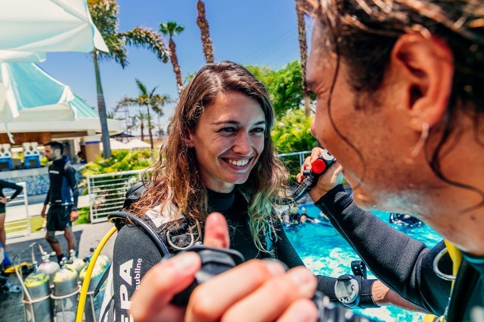 צלילת-רענון-מורחב-במנטה two divers on an extended refresher dive inflating the BCD